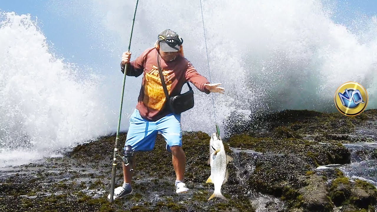 ¡Increible Pesca! Mira como Este Pescador Atrapa Grandes Peces en un Mar Bravo