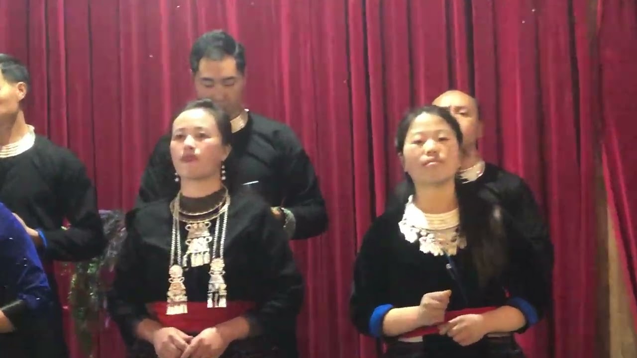 Peb cia li zoo siab. Hu nkauj qhuag tswv yexu vim yog tus uas pab peb dim 