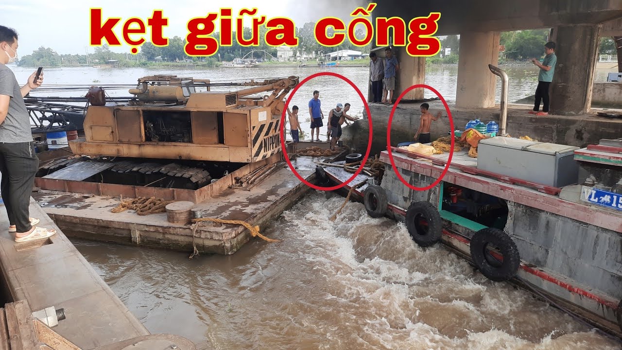 Tàu kéo.kéo sà lan cần cẩu qua cống bị kẹt giữa cống và cái kết bất ngờ khi cánh cửa cống đống lại