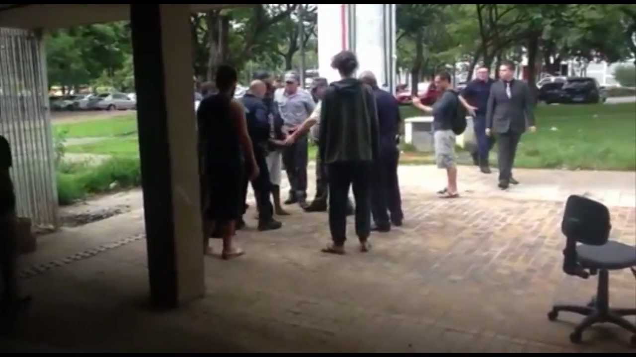Em novo v&iacute;deo, PM agride aluno negro na USP