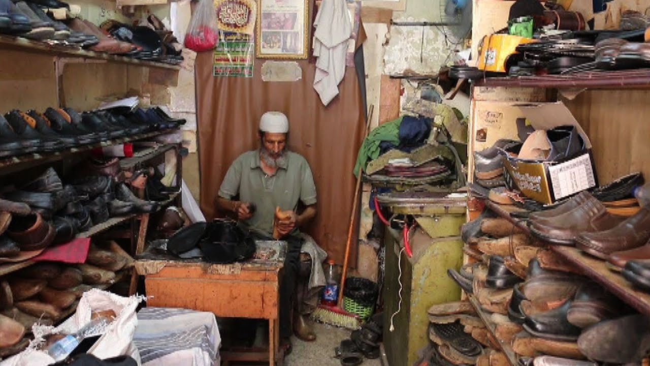 عم عصفور يصنع أرخص حذاء جلد طبيعي