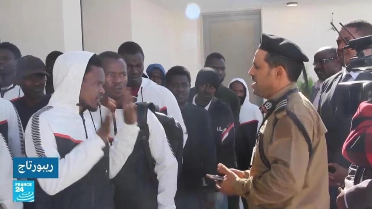 بعد اكتظاظ السجون.. السلطات الليبية تبدأ بترحيل المهاجرين غير الشرعيين