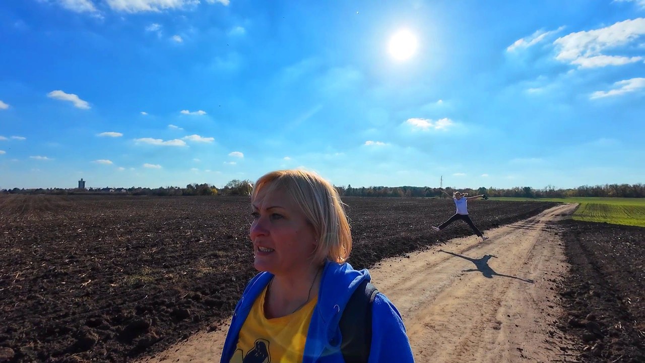 Village life in Serbia. Деревенская Жизнь в Сербии. Окна грузим. Землю пашем. Кукурузу Чистим.