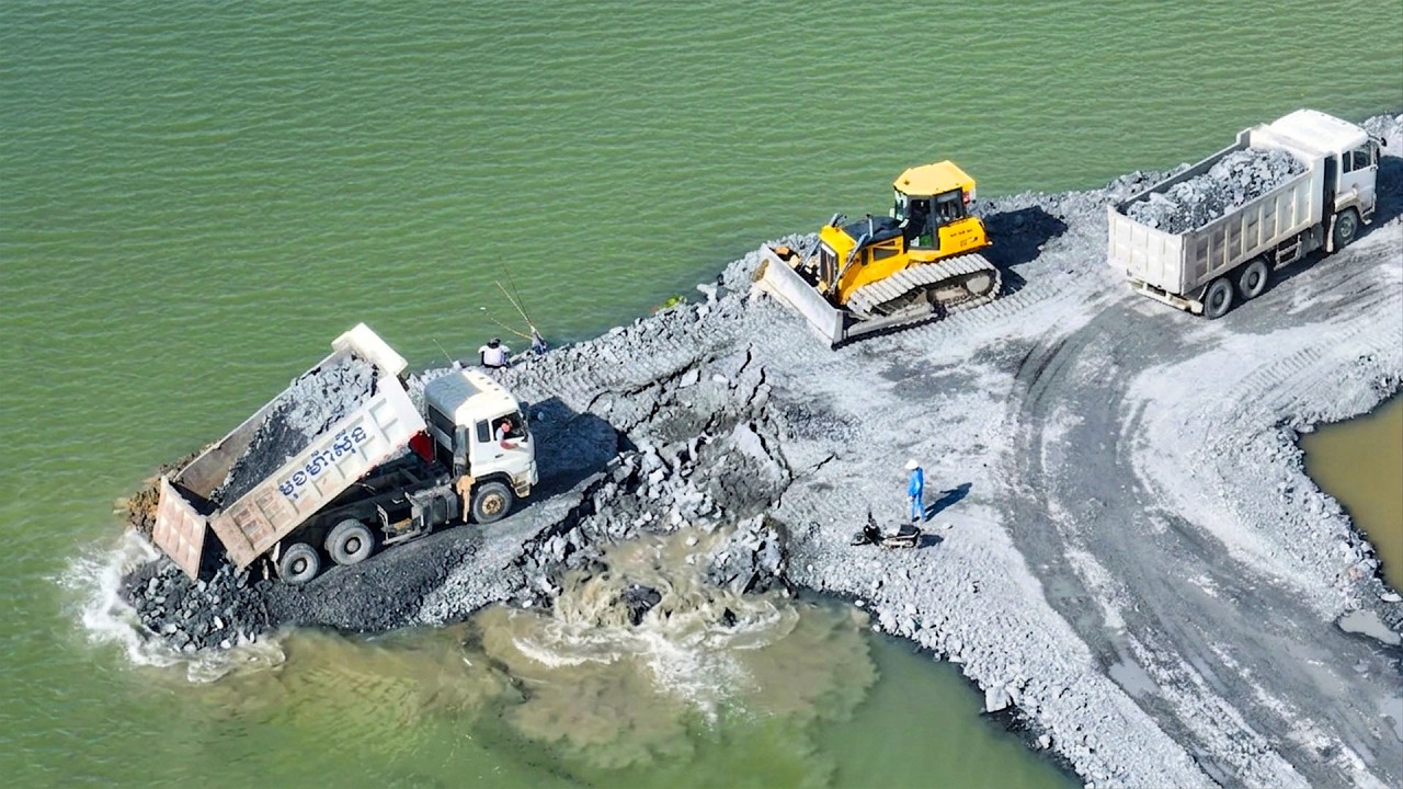 OMG ! Bulldozer SHANTUI Pouring Stone Road Building Across Lake Complete With 25.5t Trucks