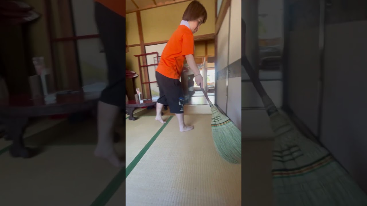 満室の日に手伝いに来てくれたリエさん、掃除中。