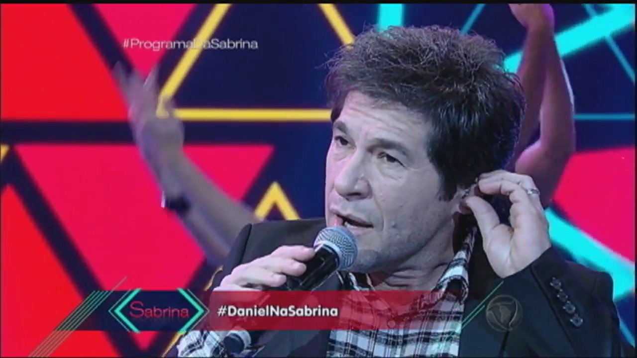 Daniel emociona plateia com sucessos românticos