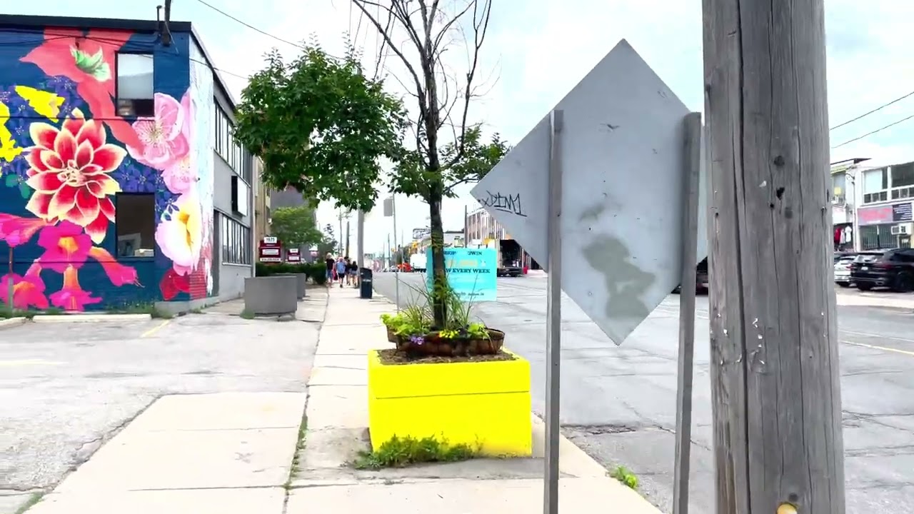 [4K] Toronto Walks - Eglinton West - Eglinton West Station to Scarlett Road