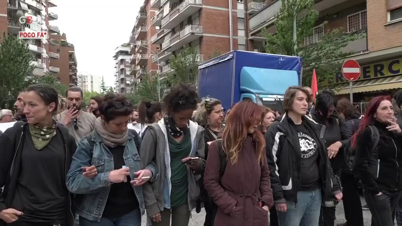 Roma, il presidio antifascista dei movimenti per la casa a Casal Bruciato