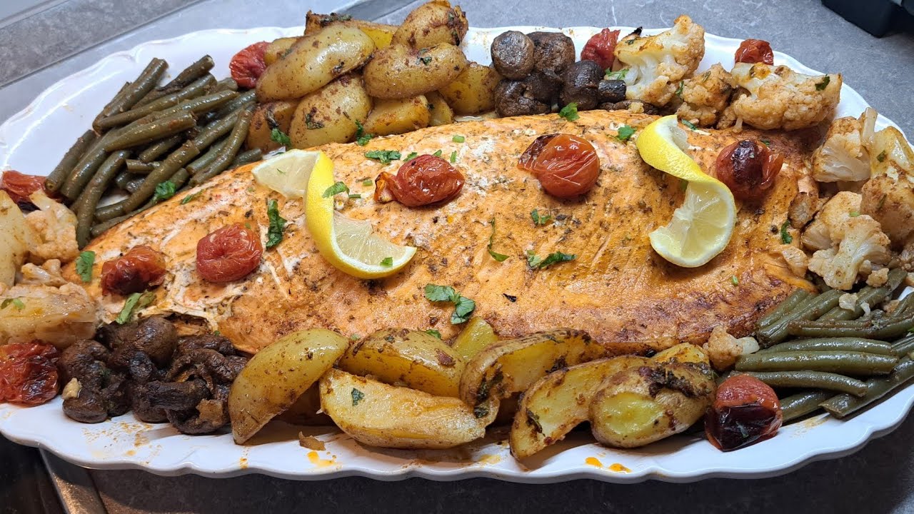 سمك السلمون فالفرن بالخضر طبق صحي ولذيذ(Baked salmon with vegetables is delicious and healthy.)