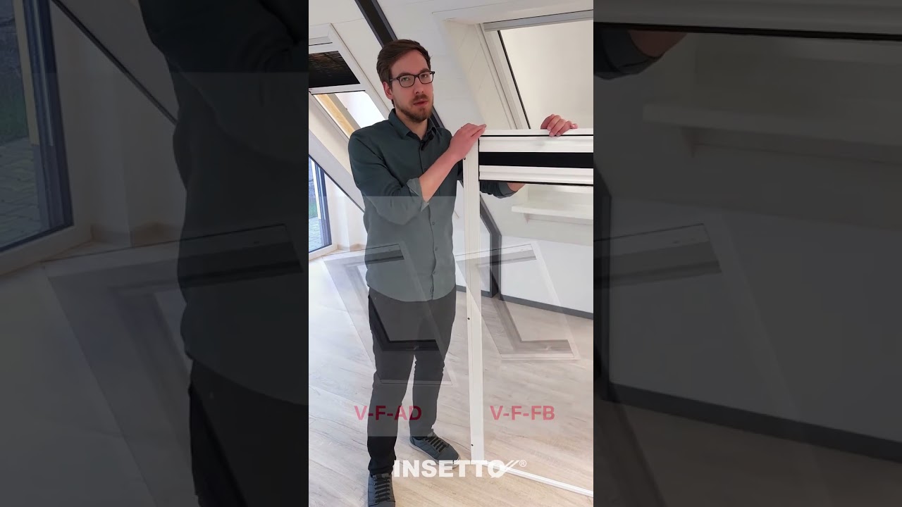 Installation de la moustiquaire plissée Micro13 sur un toit en pente avec appui de fenêtre (V-F-FB)
