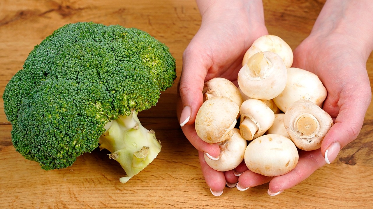 Broccoli has never been prepared so deliciously! Broccoli with mushrooms in a delicious garlic sauce