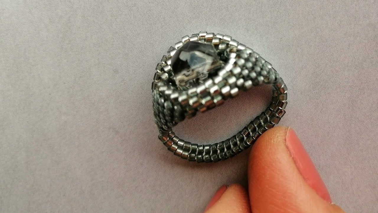 Anillo almendrado técnica peyote y espina de pez