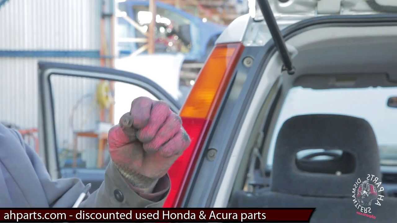 Как установить и заменить лампу заднего фонаря на Honda CRV 1997 1998 1999 2000 2001 годов. Замен...
