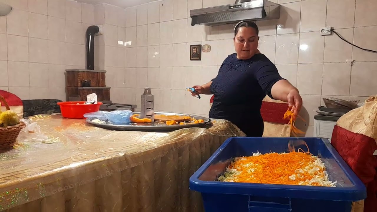 Ion Dileaoua și papy pregătesc varză de nunta