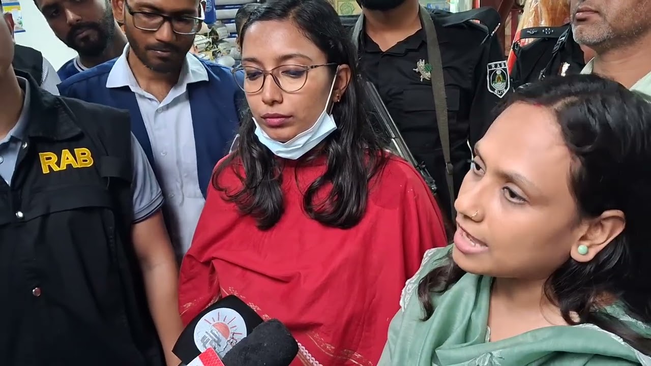 খুলনা বয়রা বাজারে অভিযান শেষে কথা বলছেন নির্বাহী ম্যাজিস্ট্রেটগণ।