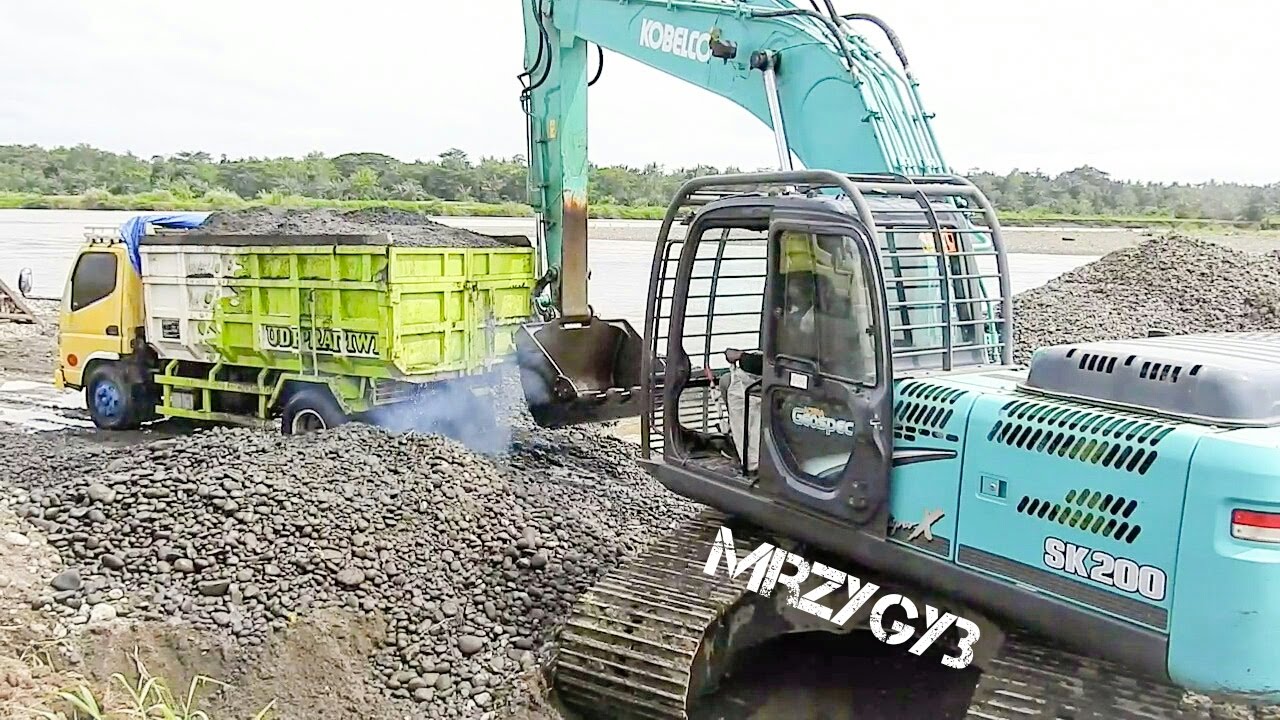 Kobelco SK200 Excavator Loading Sand Into Dump Truck