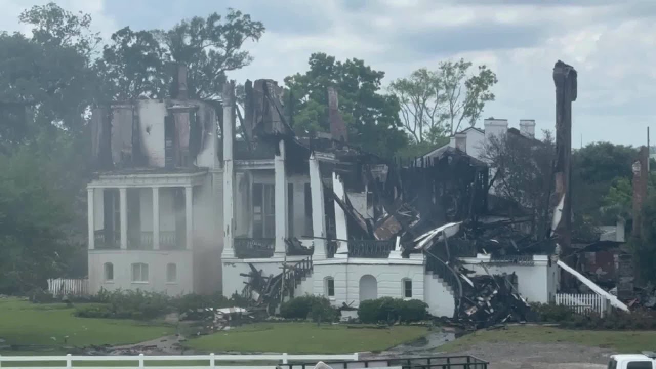 Fire causes roof to collapse at Nottoway Plantation in White Castle