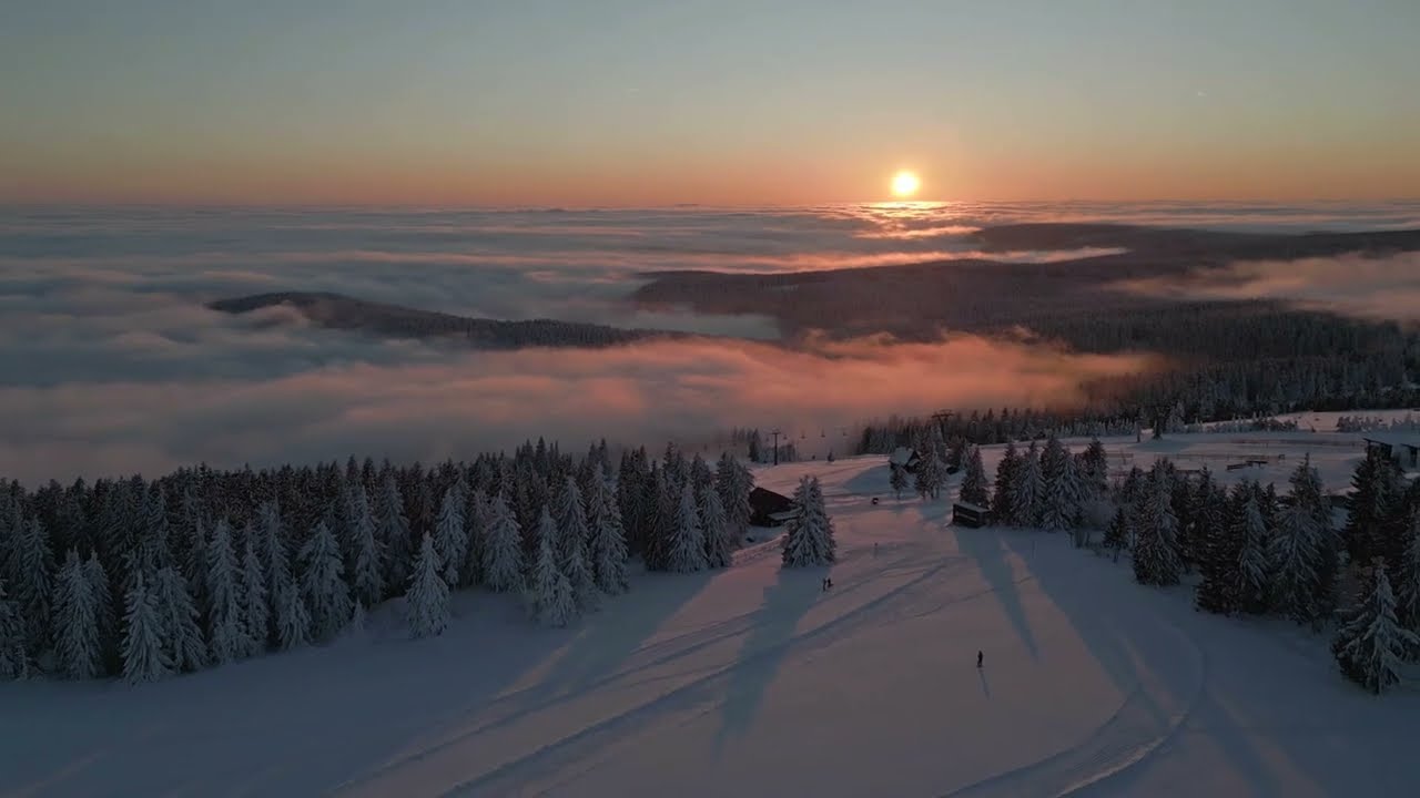 Sonnenuntergang überm Hochnebel mit Schnee bei Gottesgab im Erzgebirge