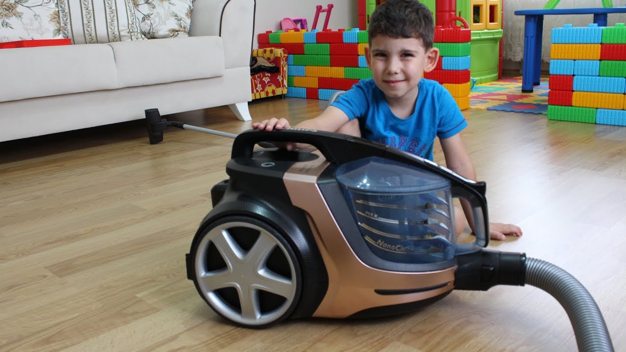 Miraç Büyük Philips Elektrik Süpürgesi ile Odasını Süpürüyor