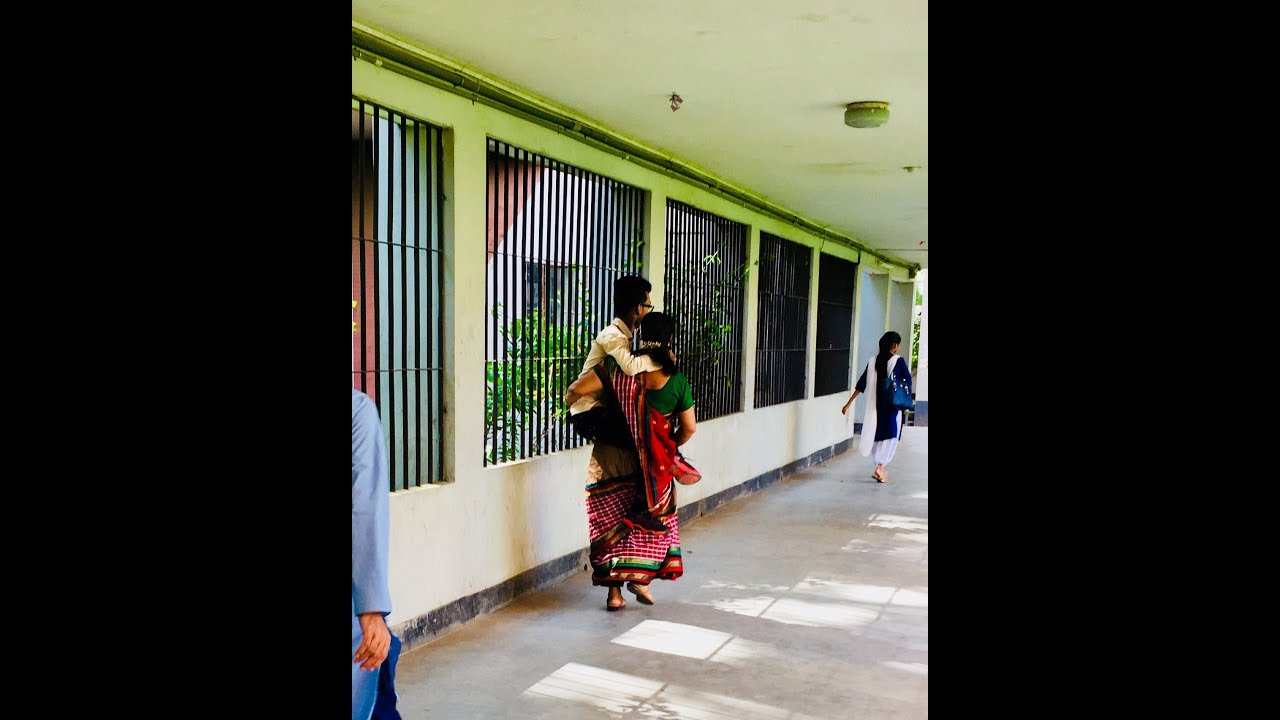 সন্তানকে কোলে নিয়ে ঢাকা বিশ্ববিদ্যালয়ে ভর্তি করানো মা