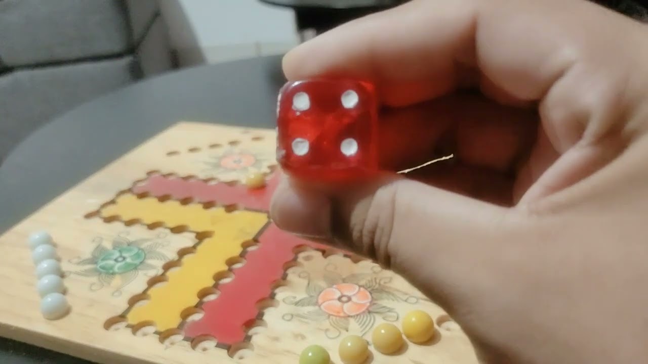 ASMR susurro juego mesa (no te enojes)