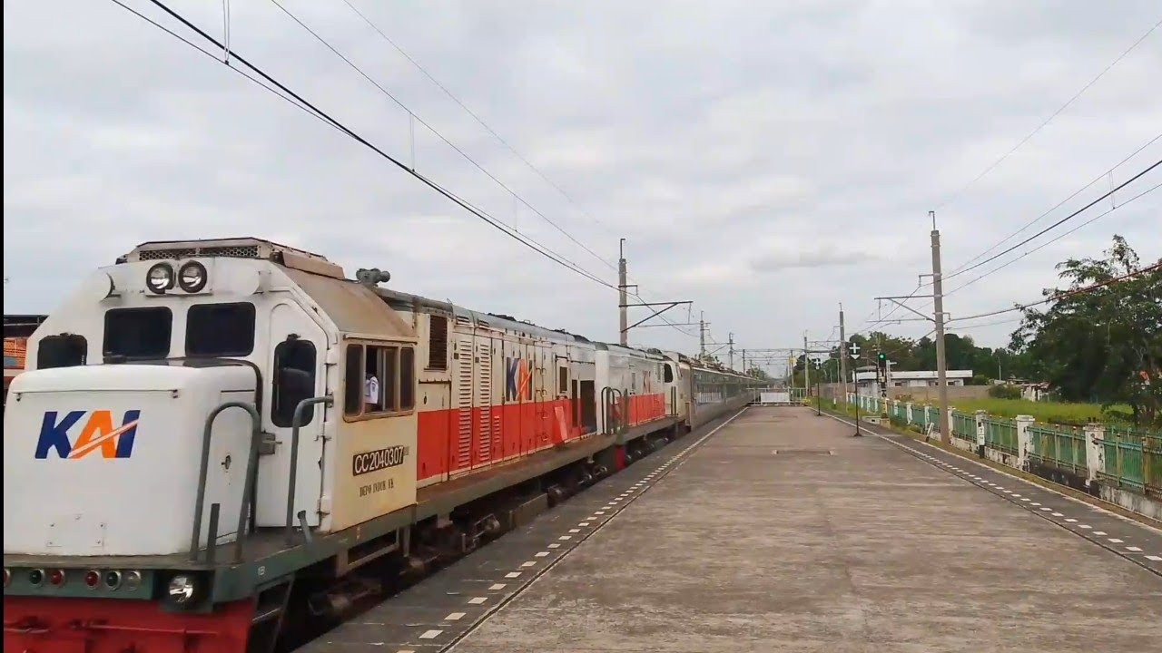 MELIHAT KERETA API YANG MELINTAS CEPAT DAN BANYAK NYA MOMEN DI HARI JUMAT