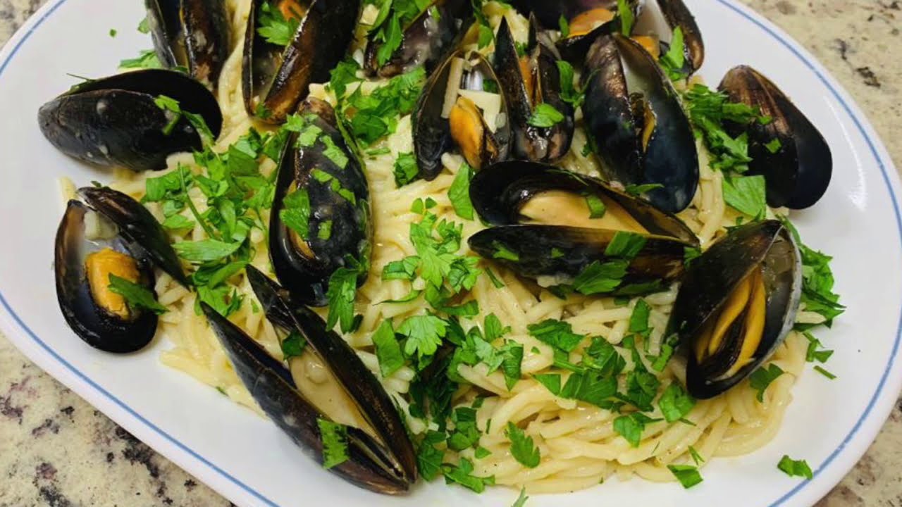 Mejillones en vino blanco con Espagueti al burro... Una increíble receta para este fin de semana