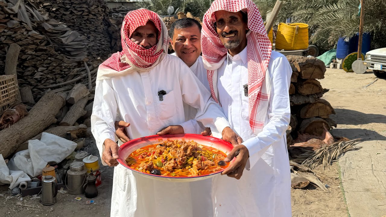 طريقة طبخ البامية الحساوية على جذوع 🪵 النخيل بيد الفلاحين