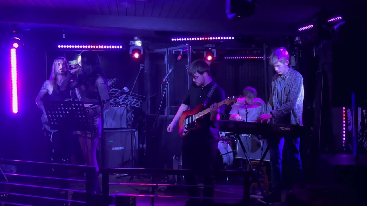 Black velvet full cover - Live at the Twa Tams