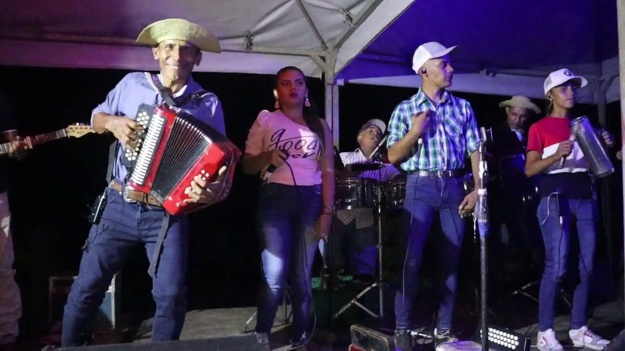 PACIFICO DOMINGUEZ, SOLITA Y ENAMORÁ EN VIVO,VOZ DE EDGAR DOMÍNGUEZ.