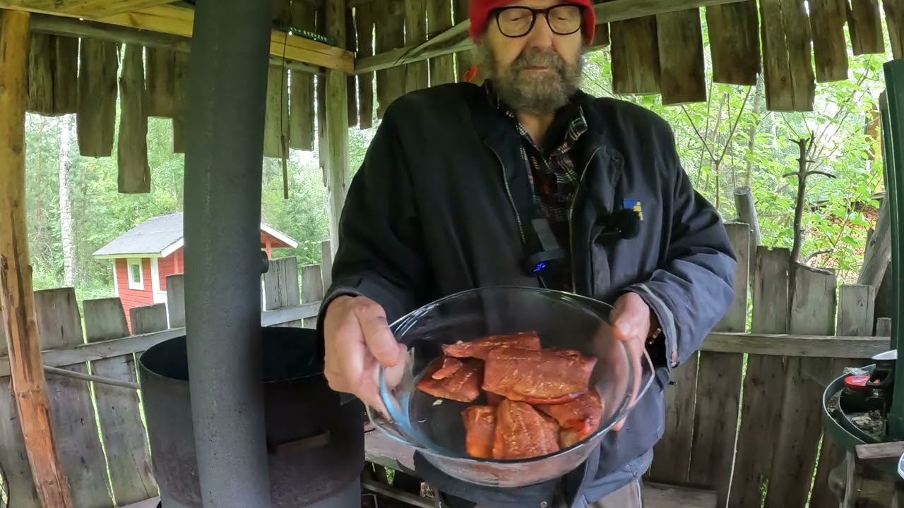 Kainuunkorpielämää Aamutuimaan savustin lohta.