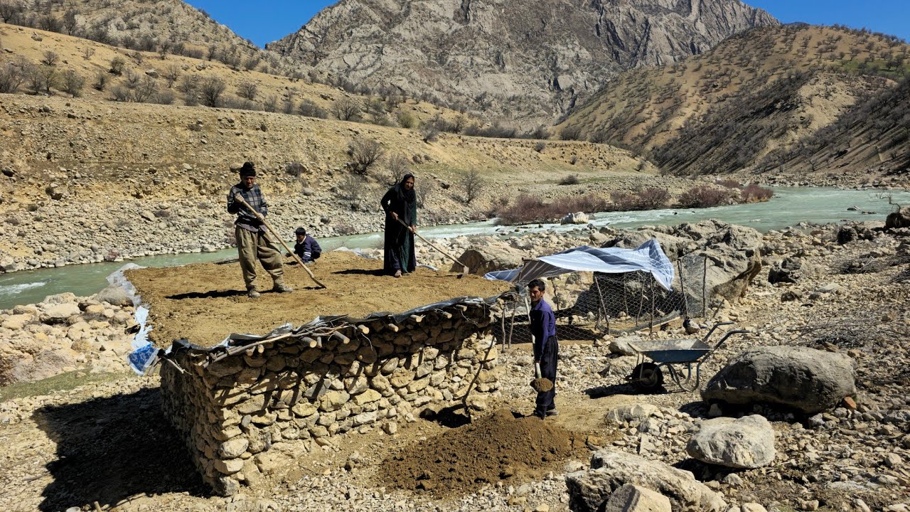 The harsh winter of the Zagros nomads | How a nomadic family covers their home with thatch