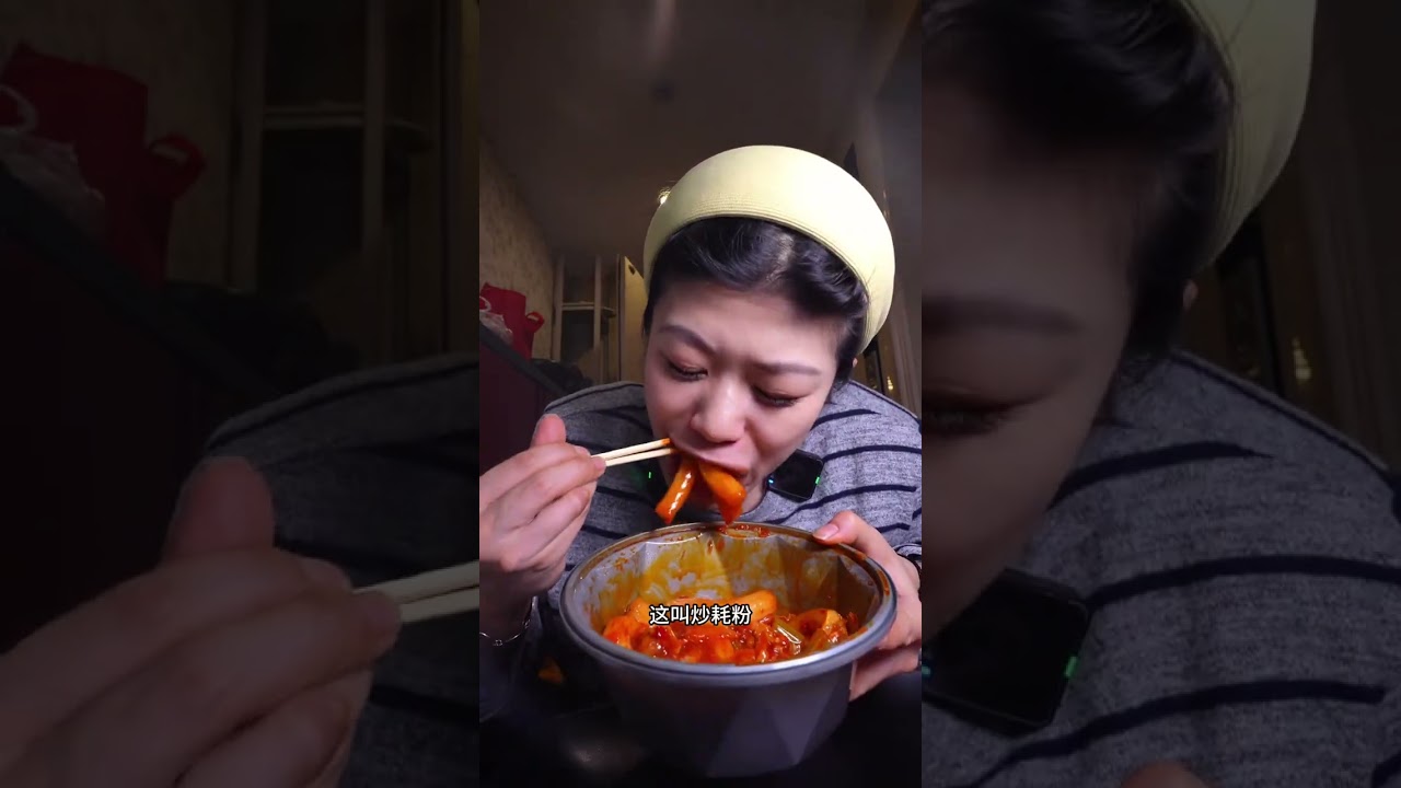 The blogger and his mom were scrambling for a meal in the corridor. It was so delicious#Ea
