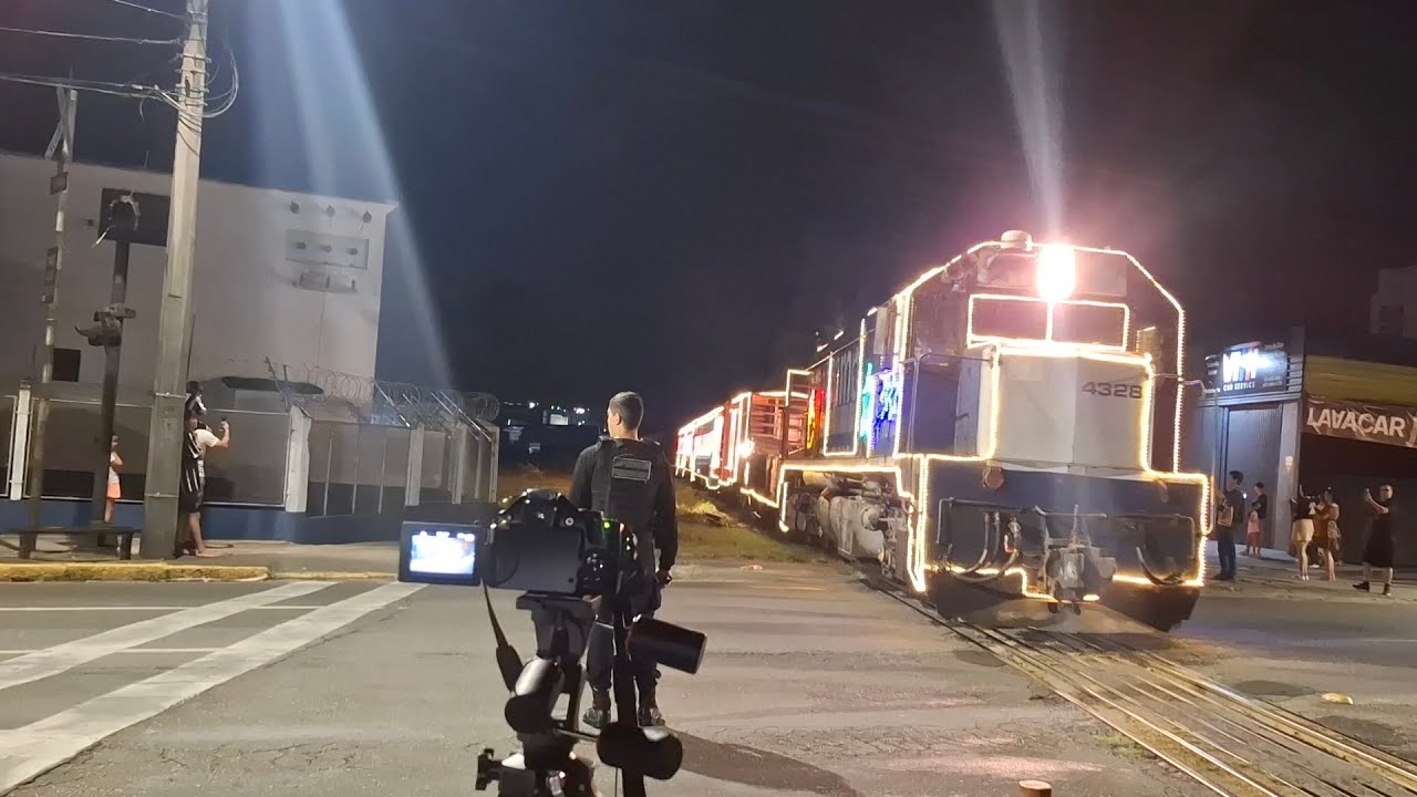 4328 manobrando para se encontrar e encostar com a mallet 204 na estação ferroviaria de joinville