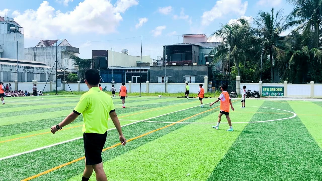 Anh hai tham gia đá banh với lớp 