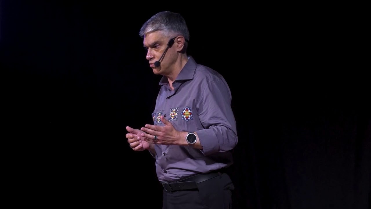 A identidade da moda no Brasil | João Braga | TEDxSantos