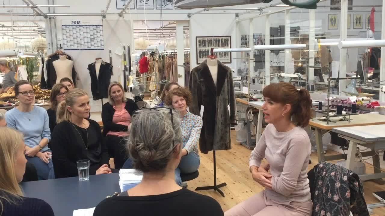 Maja Ravn introducerer kostumerne til AMADEUS