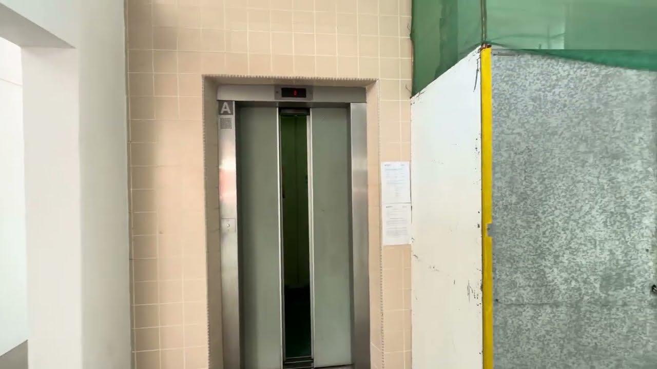 [4K60] Block 222 Hougang HDB (Lift A) - Fujitec Lift. 