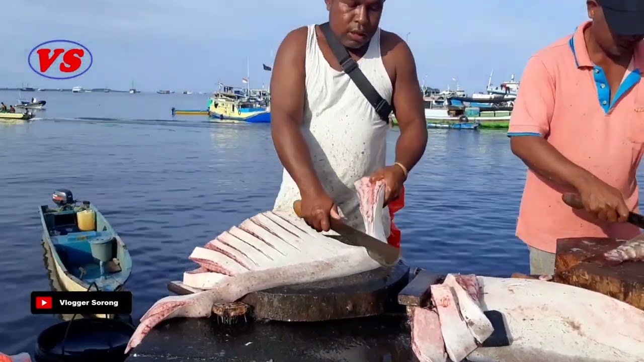 Luar Biasa ...!!! Keterampilan Om Bobo Potong Ikan Pari Besar Part 1