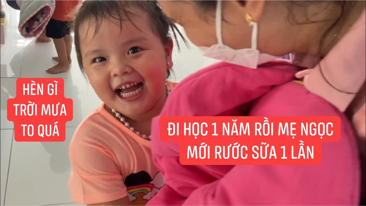 Đi học gần hết năm rồi mà mẹ Ngọc mới rước Trà Sữa được 1 lần, hèn gì trời mưa to quá, hihihi…