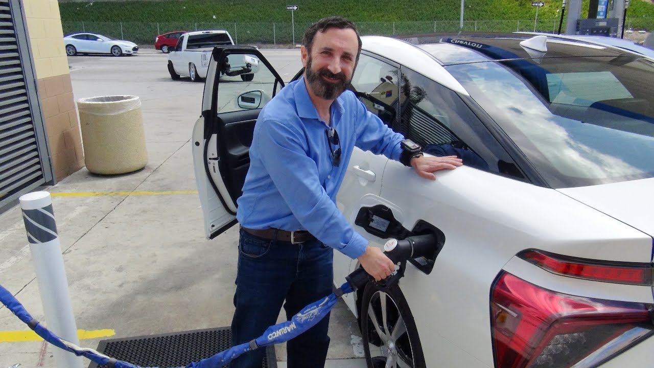 Fueling up the Toyota Mirai with hydrogen - new fuel cell vehicle