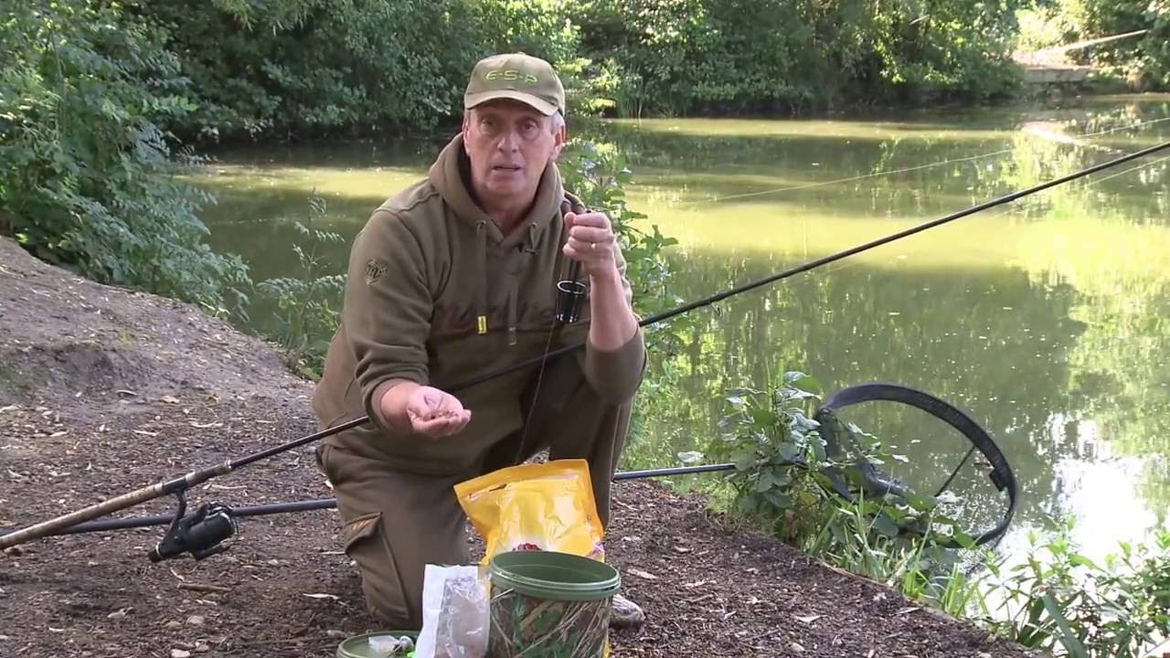 Bob Anderson demonstrates the Top-Baiter at Cobbleacre