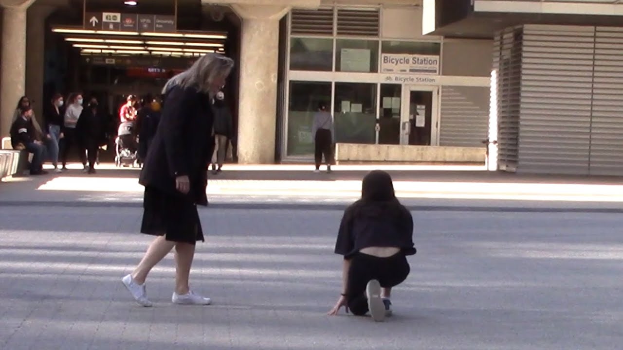 Girl Has a Panic Attack In Public (Social Experiment)