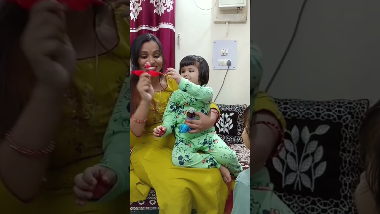 vedika akshita ko Mummy ne dawai pilai 😊😊
