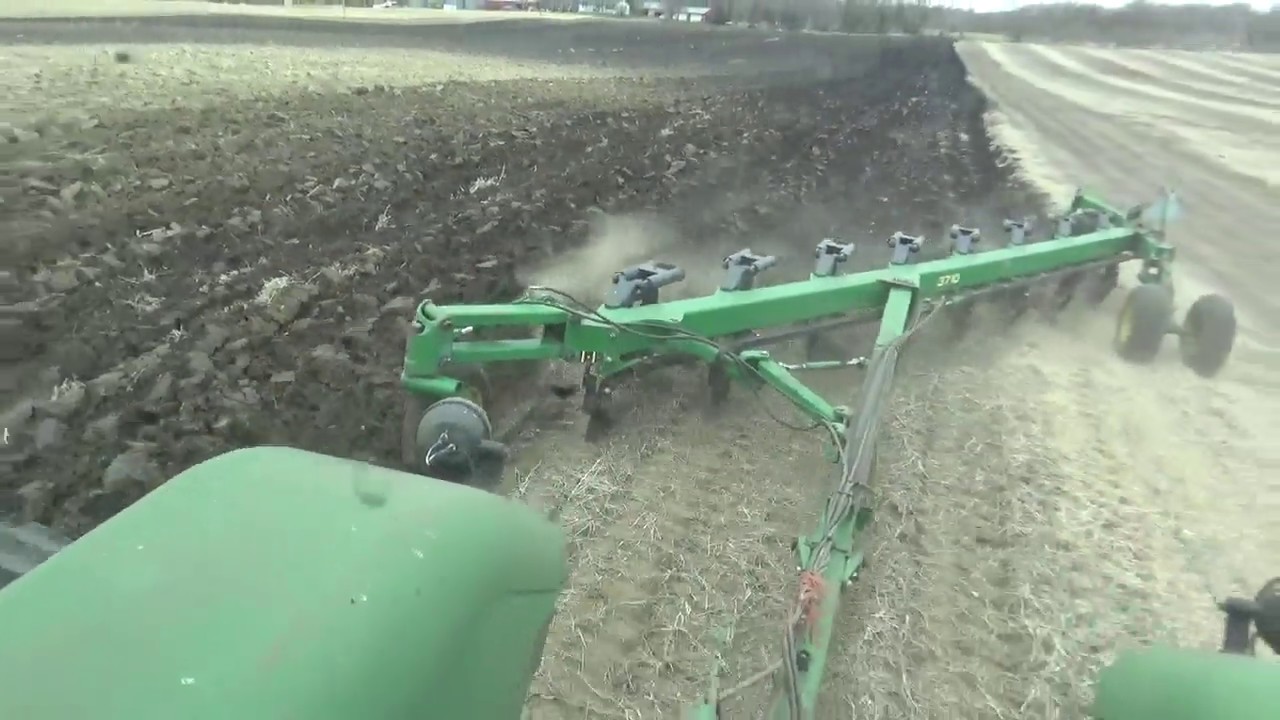 Moldboard Plowing Spring 2020 - JD 8640 Tractor and JD 3710 Plow