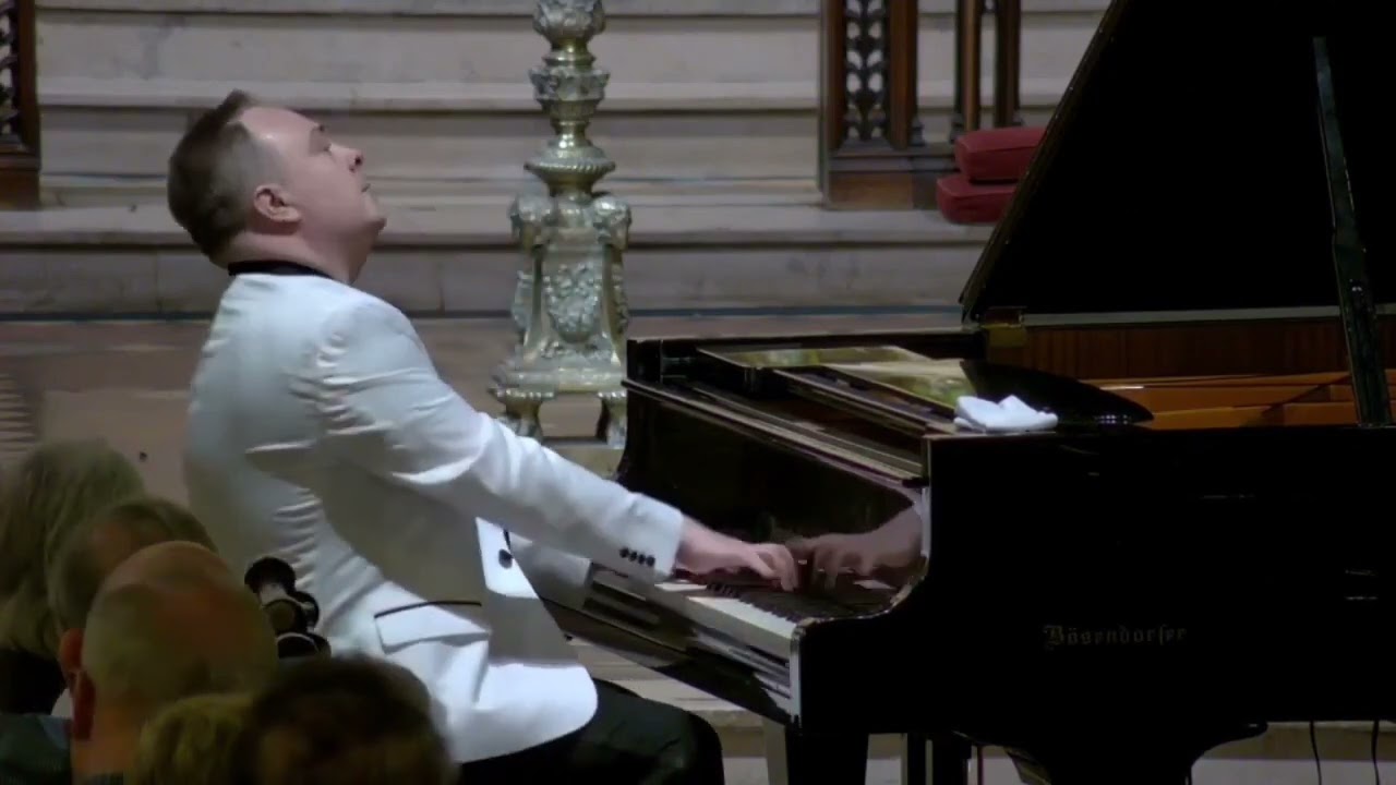 Matei Varga plays Beethoven's Moonlight Sonata (3rd movement)