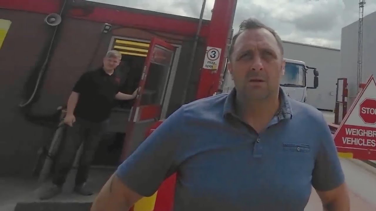 Меня вывели за пределы территории в сопровождении… так что я все равно прилетела!