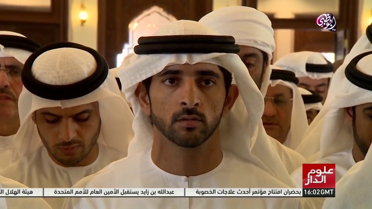 محمد بن راشد يؤدي صلاة الجنازة على جثمان خميس المزينة