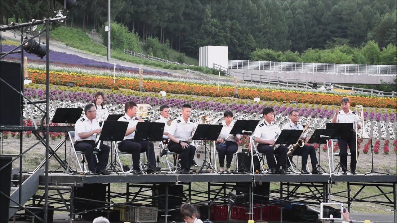 陸上自衛隊 上富良野駐屯地音楽隊の演奏 観ませんか？ 中富良野町なかふらのラベンダーまつり会場2025 2025-07-12撮影