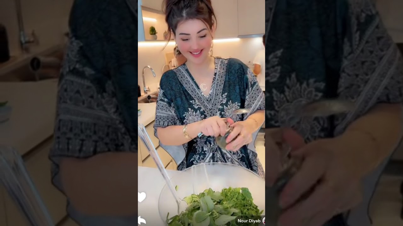 نور وعصام عم نجهز سلطة فتوش 🥗 شوفو نور عم تشتغل وهي نايمة 😂😴